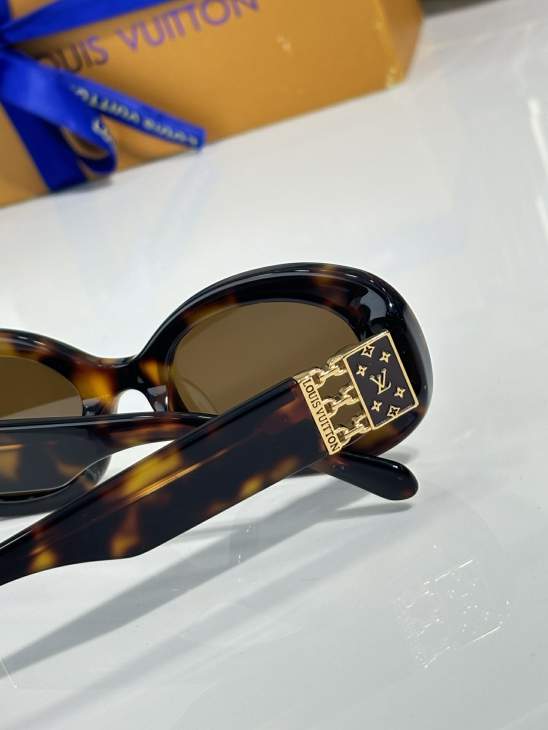 Picture of Louis Vuitton Sunglasses _SKUfw76440065fw